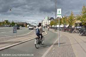 bikelane copenhagen.jpg (100927 byte)