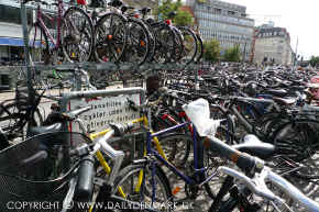 bike chaos.jpg (209010 byte)